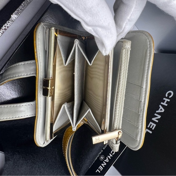 Chanel Chocolate bar Cocomark Enamel Bi-fold wallet - Picture 8 of 13